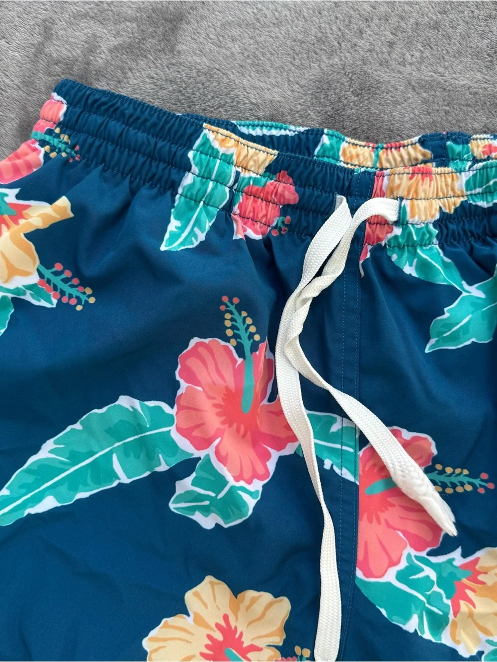 chubbies Navy Floral Hibiscus Swim Trunks xl
